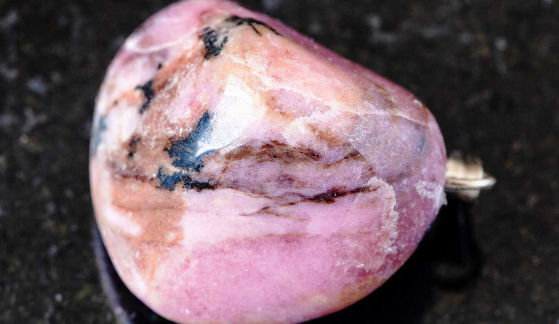 Vrai ou fausse Rhodonite ? Astuces pour acheter une pierre certifiée
