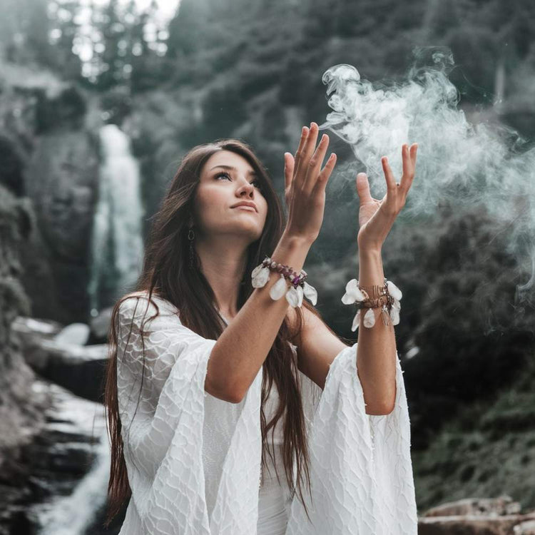 Pierres pour la purification spirituelle : Élevez votre vibration avec le cristal de roche et la pierre de lave