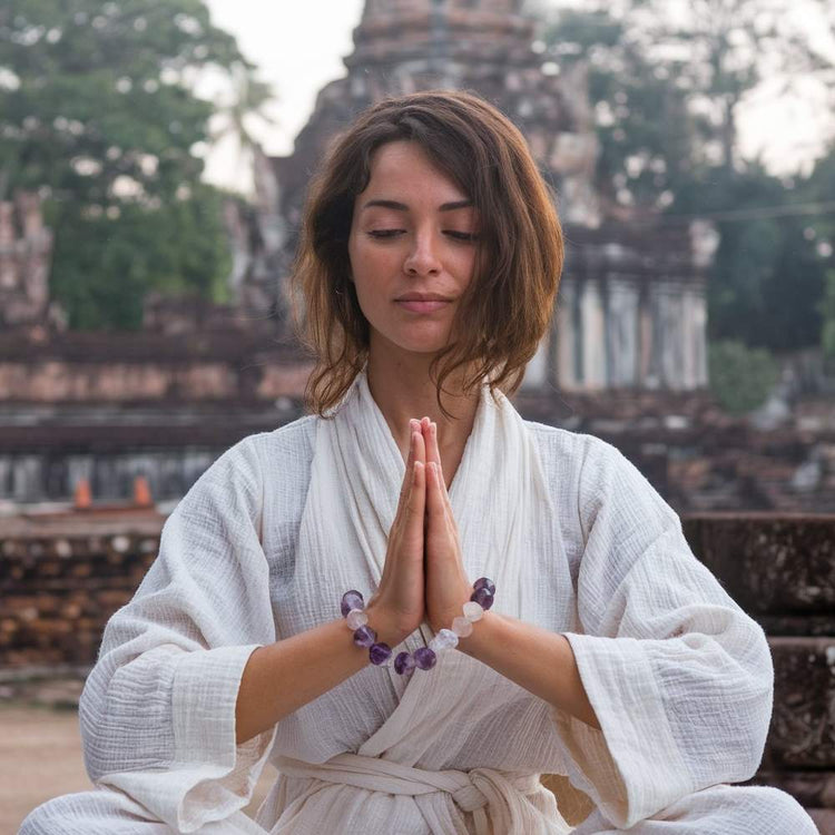Pierres pour l'éveil spirituel : Élevez votre conscience avec la labradorite et le lapis lazuli