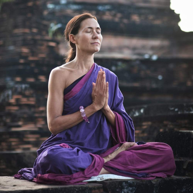 Pierres pour la résilience : Cultivez votre force intérieure avec la rhodonite et l'améthyste