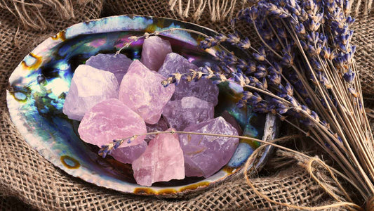 Quartz rose et signes astrologiques : découvrez leurs affinités