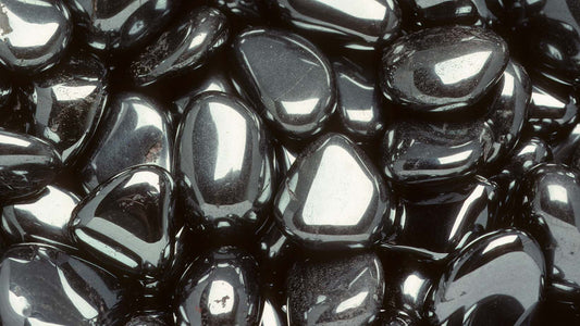 Hématite et les signes astrologiques : une force magnétique cosmique