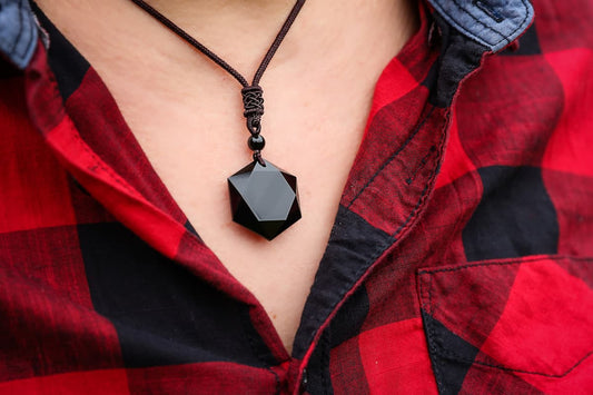 Comment porter l'obsidienne pour avoir style et bienfaits