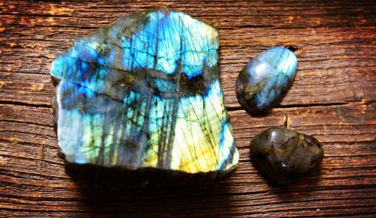 Vraie ou fausse Labradorite ? Clés pour acheter une pierre certifiée
