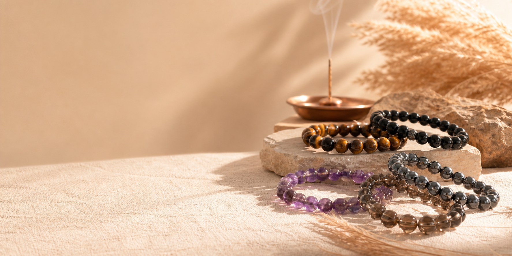 Bracelets en pierres naturelles obsidienne, oeil de tigre et amethyste sur lin, faits a la main